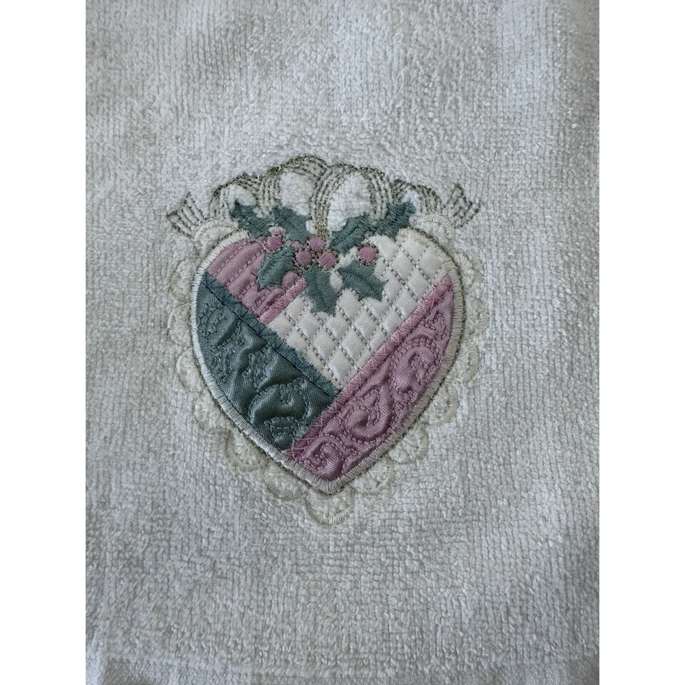 Christmas Holiday Ivory Fingertip Towel Embroidery Cotton Pink Heart Holly Vtg